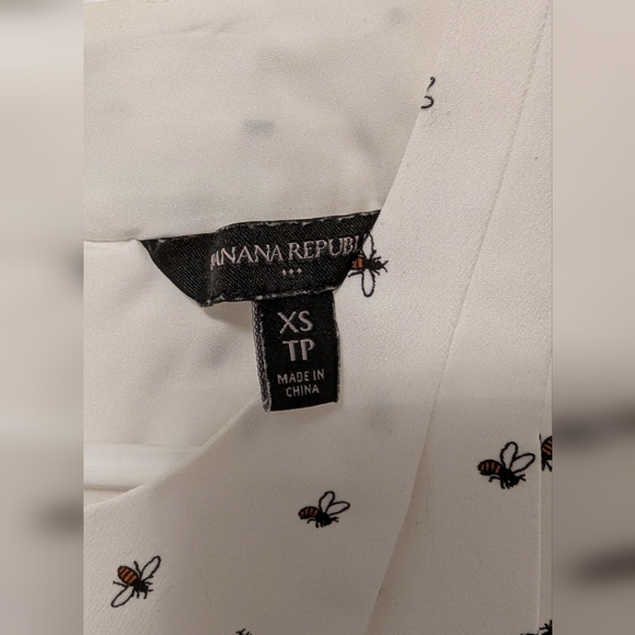 Banana Republic White Sleeveless Blouse with Bee Pattern - Picture 4 of 5